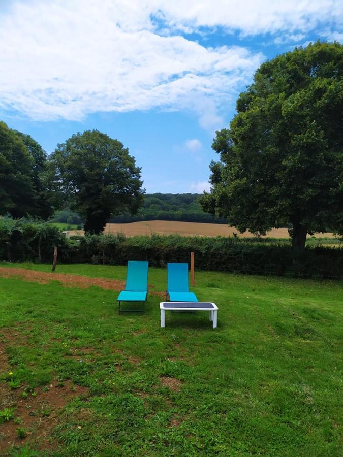 Maison d'hôtes La Roulotte de Francine à Chazeuil Extérieur photo