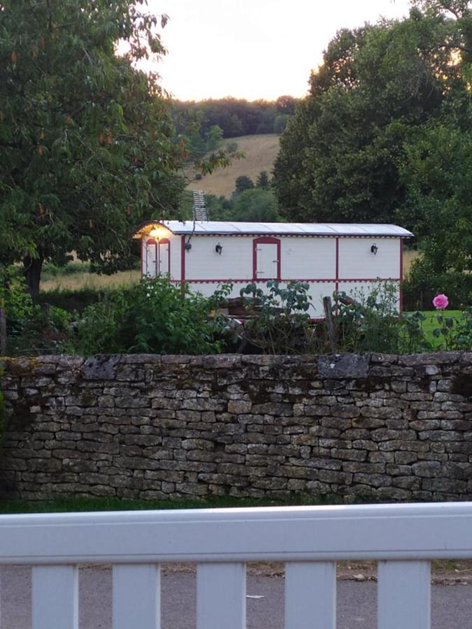 Maison d'hôtes La Roulotte de Francine à Chazeuil Extérieur photo